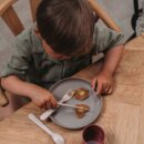 "TINY Dinnertime " 2 Teller für Baby und Kleinkinder aus recyceltem Biokunststoff - Olive /Mocca - dantoy 6241