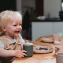 "TINY Dinnertime " 2 Schnabeltassen für Baby und Kleinkinder aus recyceltem Biokunststoff -  Olive/Mocca - dantoy 6221